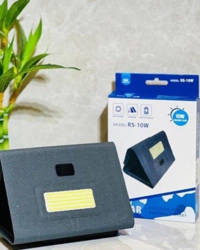 Fonar s solnechnoy panelyu i Power Bank